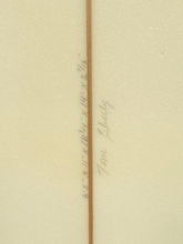 Load image into Gallery viewer, Close-up of dimensions on Eberly surfboard with fins on a concrete surface.
